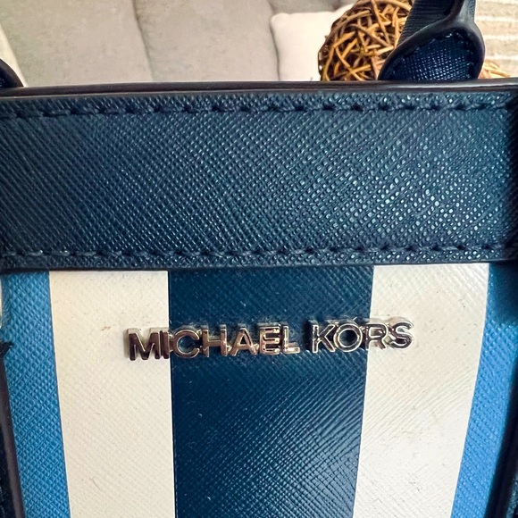 Brand NEW never been used blue Micheal Kors Mini hand bag. - Picture 2 of 6